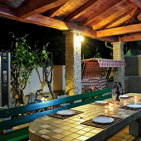 Lovely Apartment In Sukosan アパート